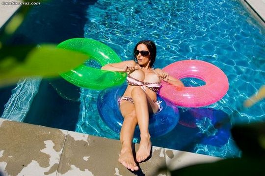 Catalina Cruz с гигантскими сисяндрами и чрезвычайно красивыми ножками снимает трусики прямо в бассейне