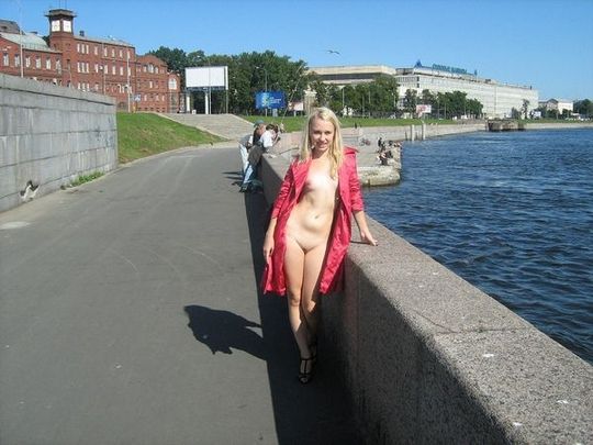 Нагая Лена ходит по невской набережной
