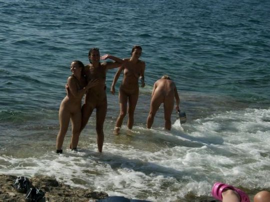 Компания совершеннолетних людей замутила нудистский пляж на каменистом берегу моря