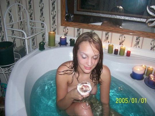 19-летняя соблазнительница принимает ванную