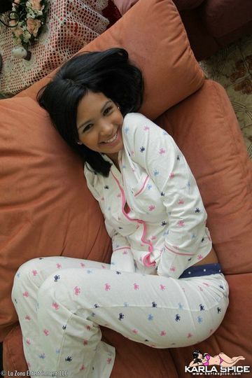 Темная латинская девушка Karla Spice стаскивает пижаму и остается в розовых стрингах